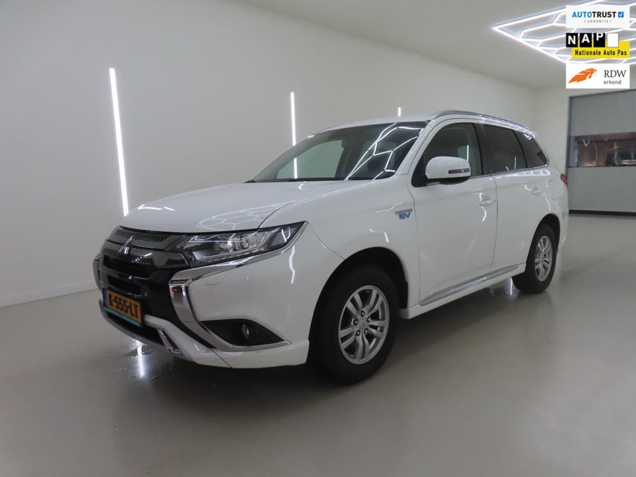 Mitsubishi Outlander - 2.4 PHEV Pure TREKHAAK |APPLE CARPLAY | - AutoWereld.nl