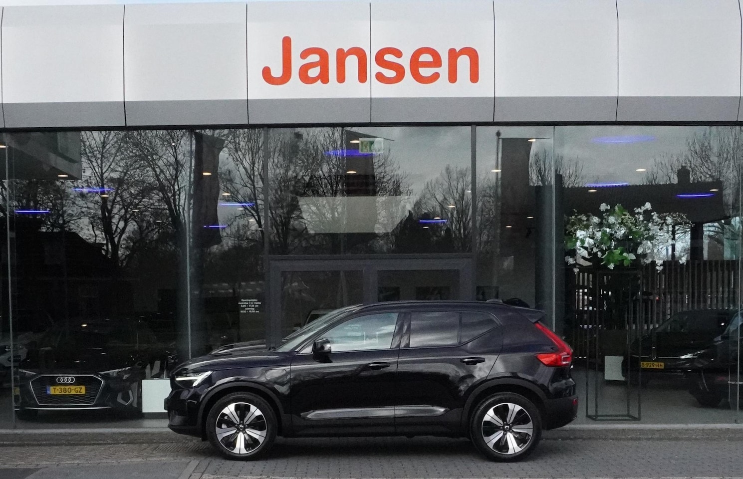 Volvo XC40 - 1.5 T5 Plug-in hybrid Plus Dark | CARPLAY | ELEK. STOELEN + MEMORY | ACC | ELEK. TREKHAAK - AutoWereld.nl