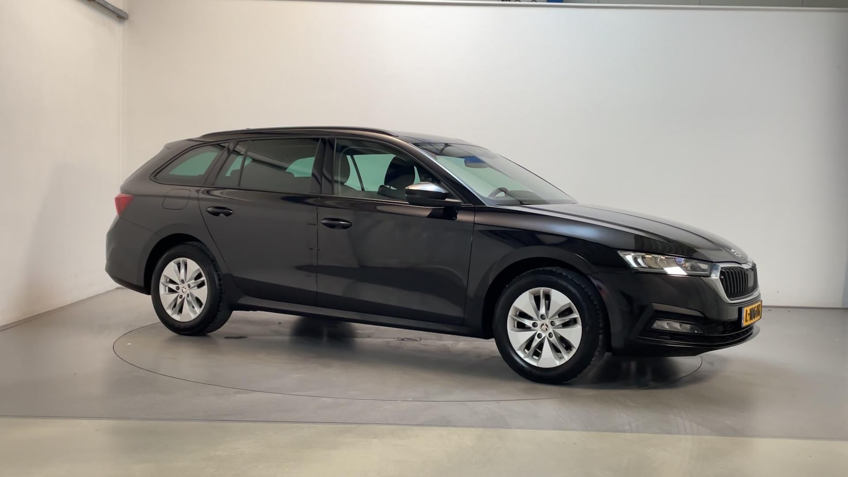 Skoda Octavia Combi - 1.0 e-TSI Business Edition Camera Cruise Control Sfeerverlichting - AutoWereld.nl