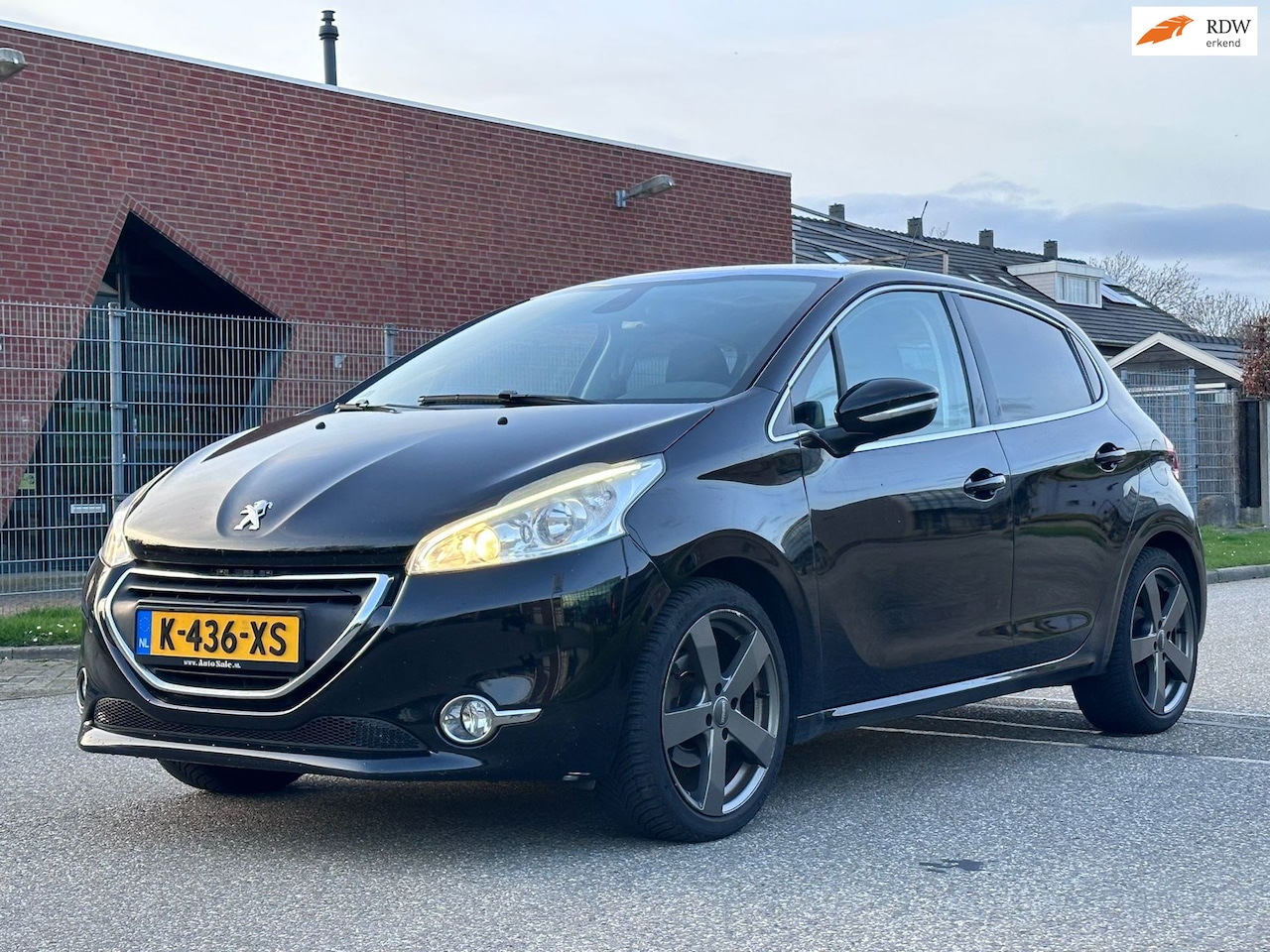 Peugeot 208 - 1.2 VTi Allure 5DR*Navigatie*Panoramadak*Stoelverwarming*Cruise*Clima*LM velgen*Parkeersen - AutoWereld.nl