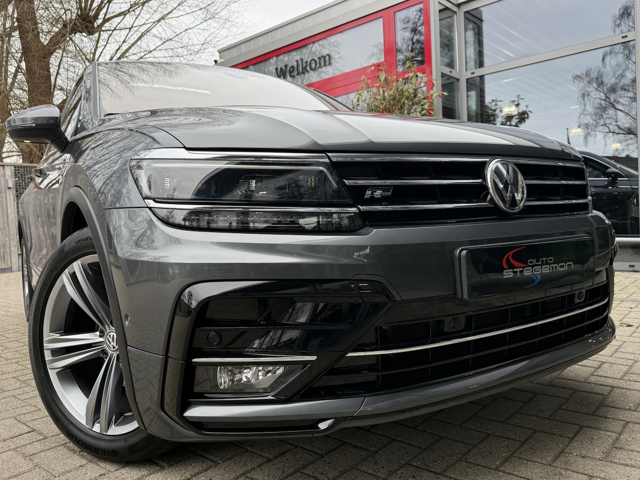 Volkswagen Tiguan - 1.5 TSI ACT *!* R-LINE *!* PANODAK/ CAMERA/ VIRTUAL/ RADAR/ 19 INCH/ LED *!* - AutoWereld.nl