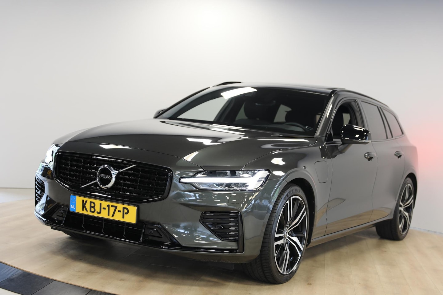 Volvo V60 - 2.0 T6 Recharge AWD R-Design | Pano | Harman/Kardon | Winterset - AutoWereld.nl