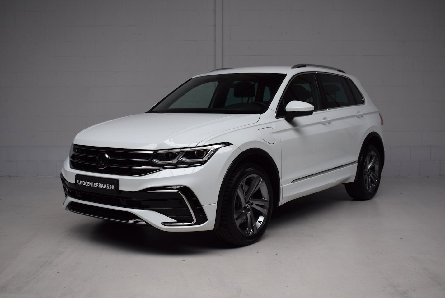 Volkswagen Tiguan - 1.4 TSI eHybrid R-Line Business+ VIRTUAL / CAMERA / IQ-LIGHT / SFEERVERLICHTING / CARPLAY - AutoWereld.nl