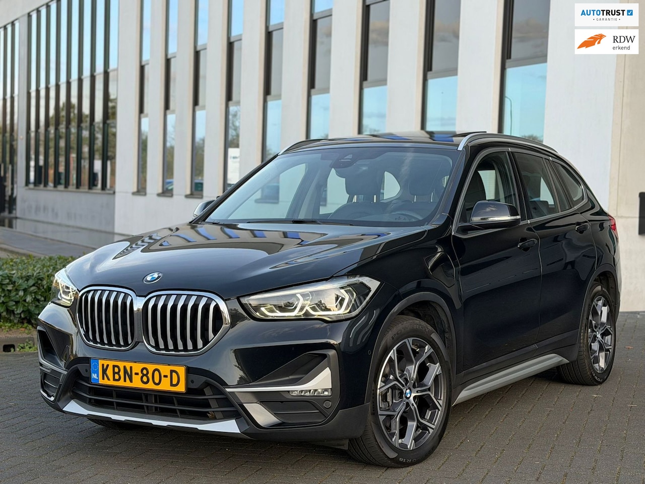 BMW X1 - XDrive25e AUTOMAAT High Executive Sport line,panoramadak, achteruitrijcamera,1/2 lederen s - AutoWereld.nl