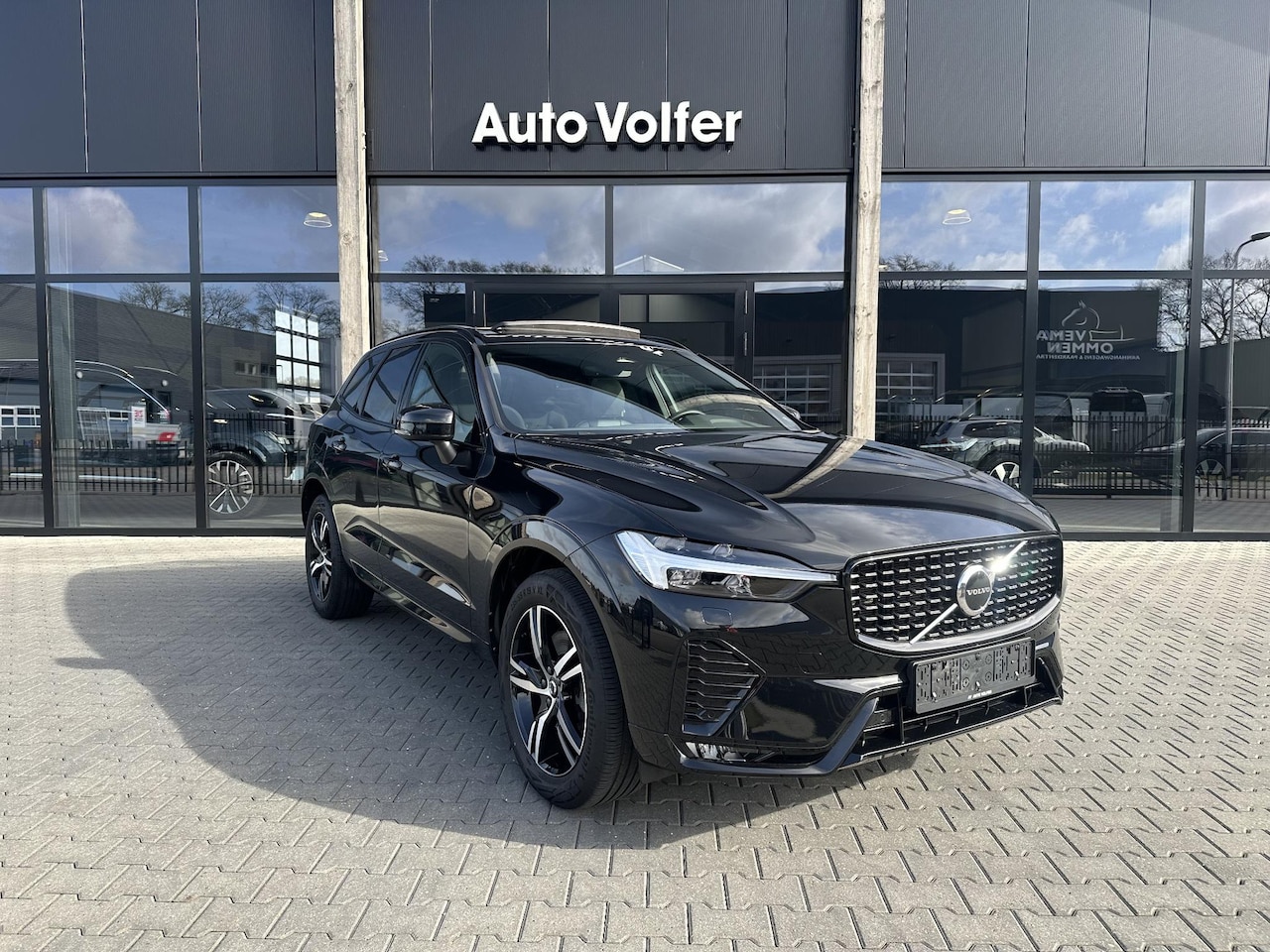 Volvo XC60 - 2.0 B4 R-Design Pano|ACC|H&K|leder - AutoWereld.nl