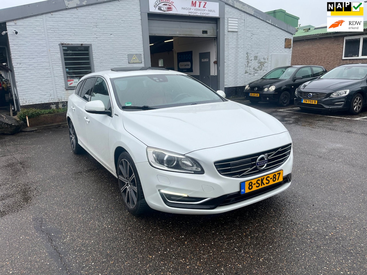 Volvo V60 - 2.4 D6 AWD Plug-In Hybrid Summum VOLL OPTIE - AutoWereld.nl