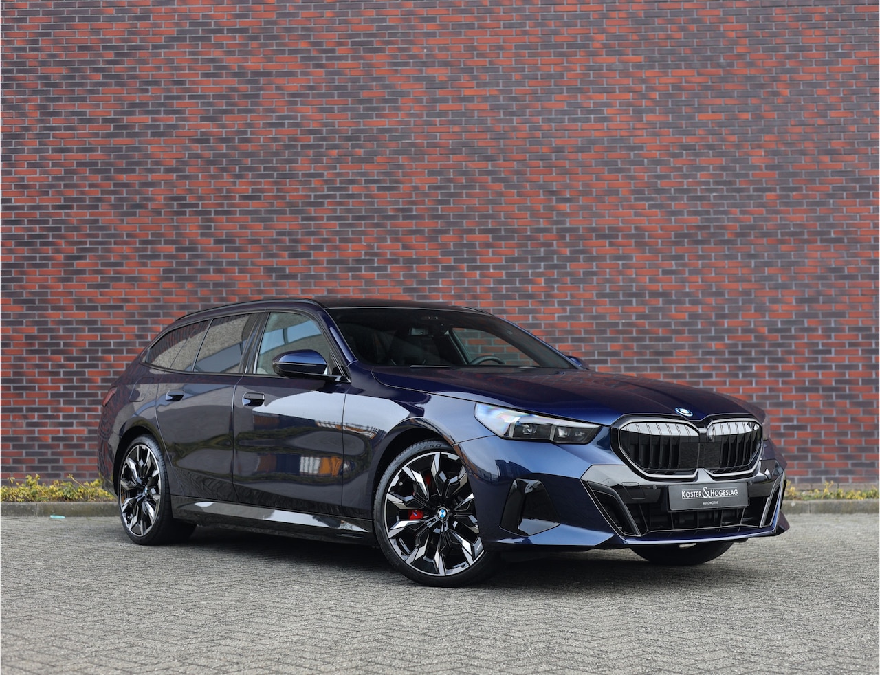 BMW 5-serie Touring - 550e xDrive | Pano - Trekhaak - Bow&Wil - AutoWereld.nl