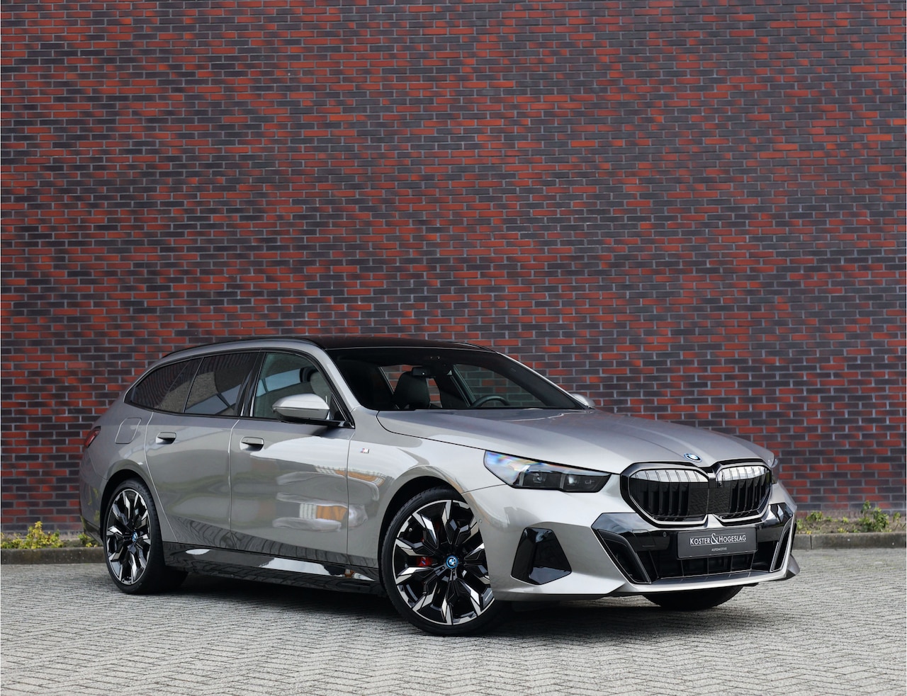 BMW 5-serie Touring - 550e xDrive | Sportstoel - Pano - Trekhaak - Bow&Wil - AutoWereld.nl