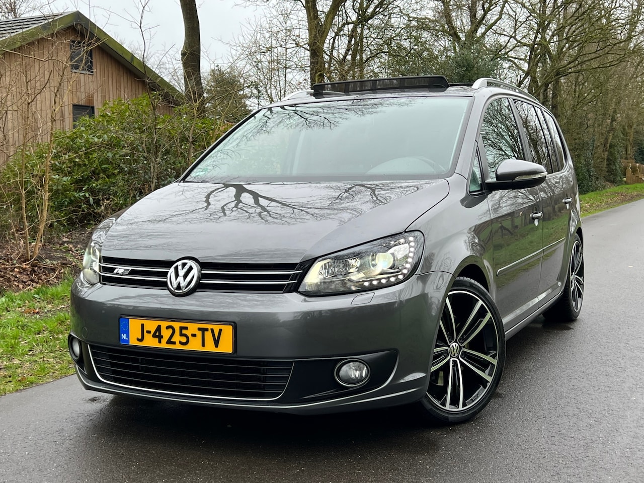 Volkswagen Touran - 2.0 TDI Highline R-Line |7-Persoons + Pano + DSG + Led + Navi + Cruise Nu € 9.975,-!!! - AutoWereld.nl