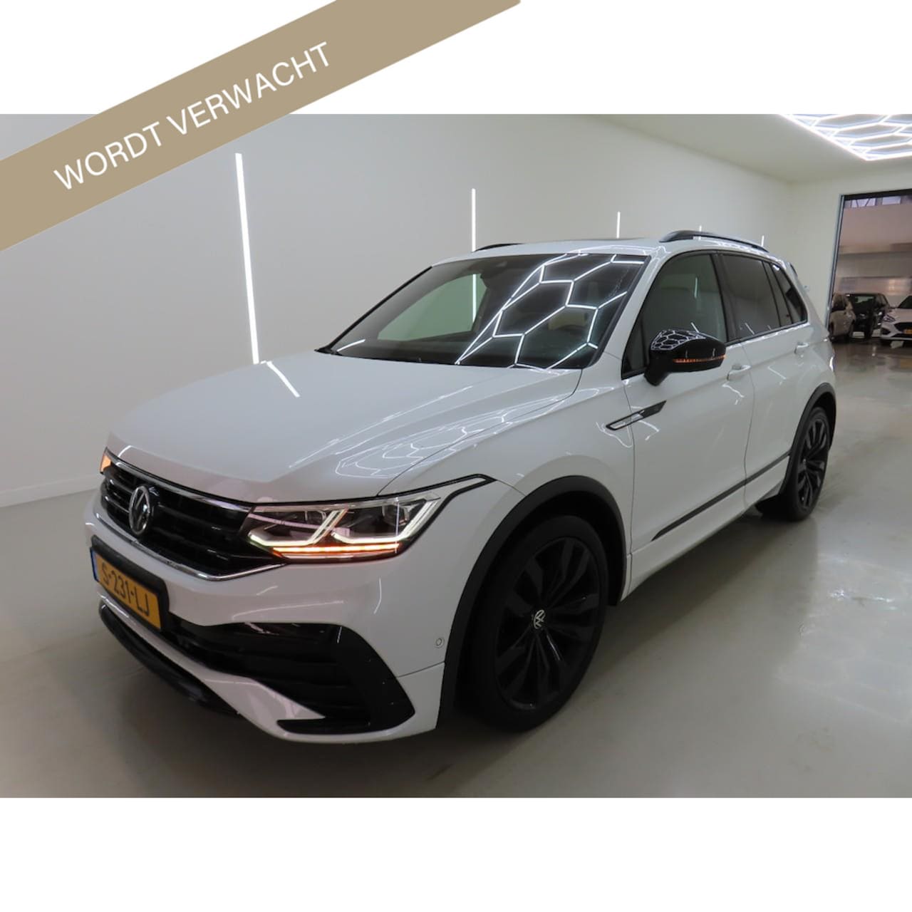 Volkswagen Tiguan - 1.5 TSI 150pk R-Line DSG Business PANO Origineel NL 1e Eigenaar - AutoWereld.nl