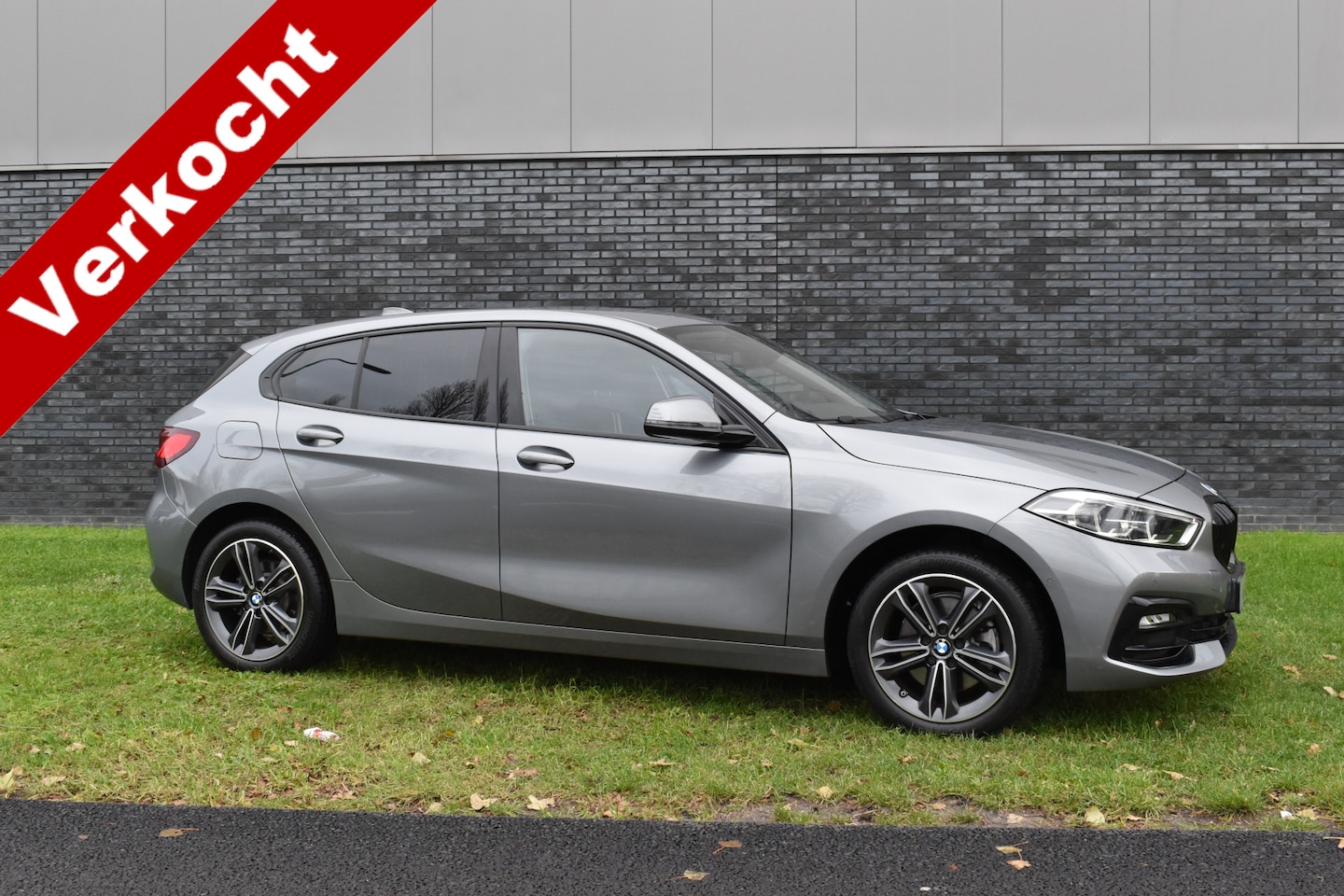 BMW 1-serie - 118i Sport Line 1.5 100kW Automaat/Navigatie/carplay/stoelverwarming/btw auto - AutoWereld.nl