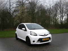 Toyota Aygo - 1.0 VVT-i Aspiration . 5 Drs . AUTOMAAT . flippers op het stuur . Airco . enz