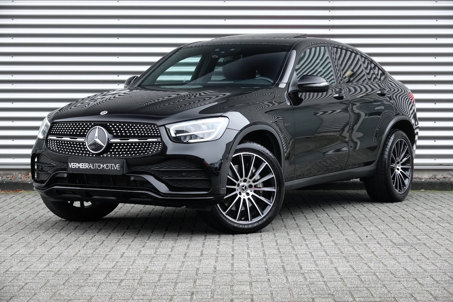 Mercedes-Benz GLC-klasse Coupé - 300e 4MATIC Business Solution AMG | Schuifdak | Trekhaak | Distronic Pro | Night | Carplay - AutoWereld.nl
