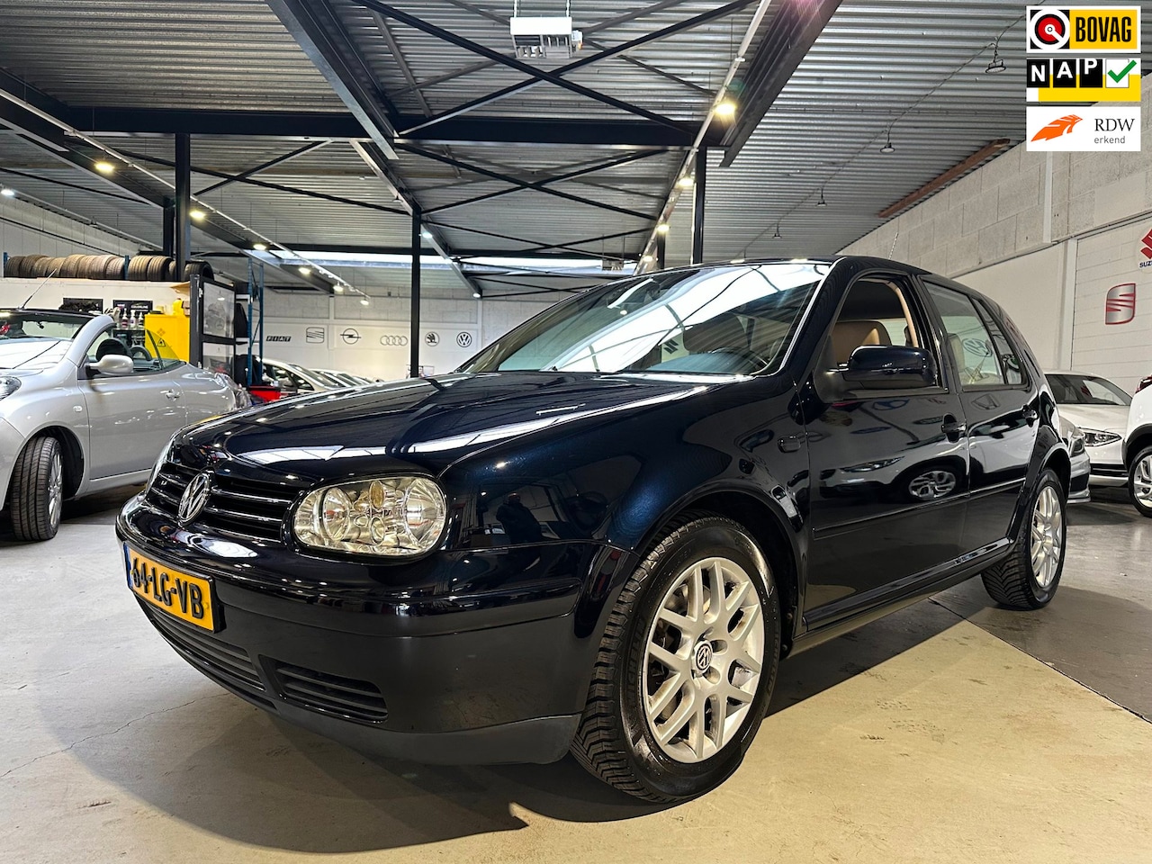 Volkswagen Golf - 2.3 V5 Highline/Leder/Dealer onderhouden/Trekhaak/Apk nw - AutoWereld.nl