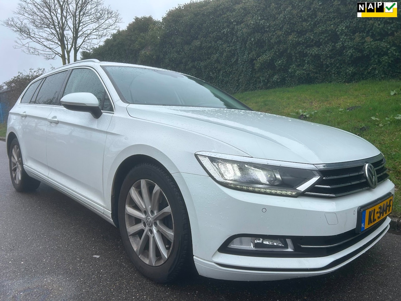 Volkswagen Passat Variant - 1.6 TDI Connected Series - Automaat - Panoramadak - Xenon - Navi - AutoWereld.nl