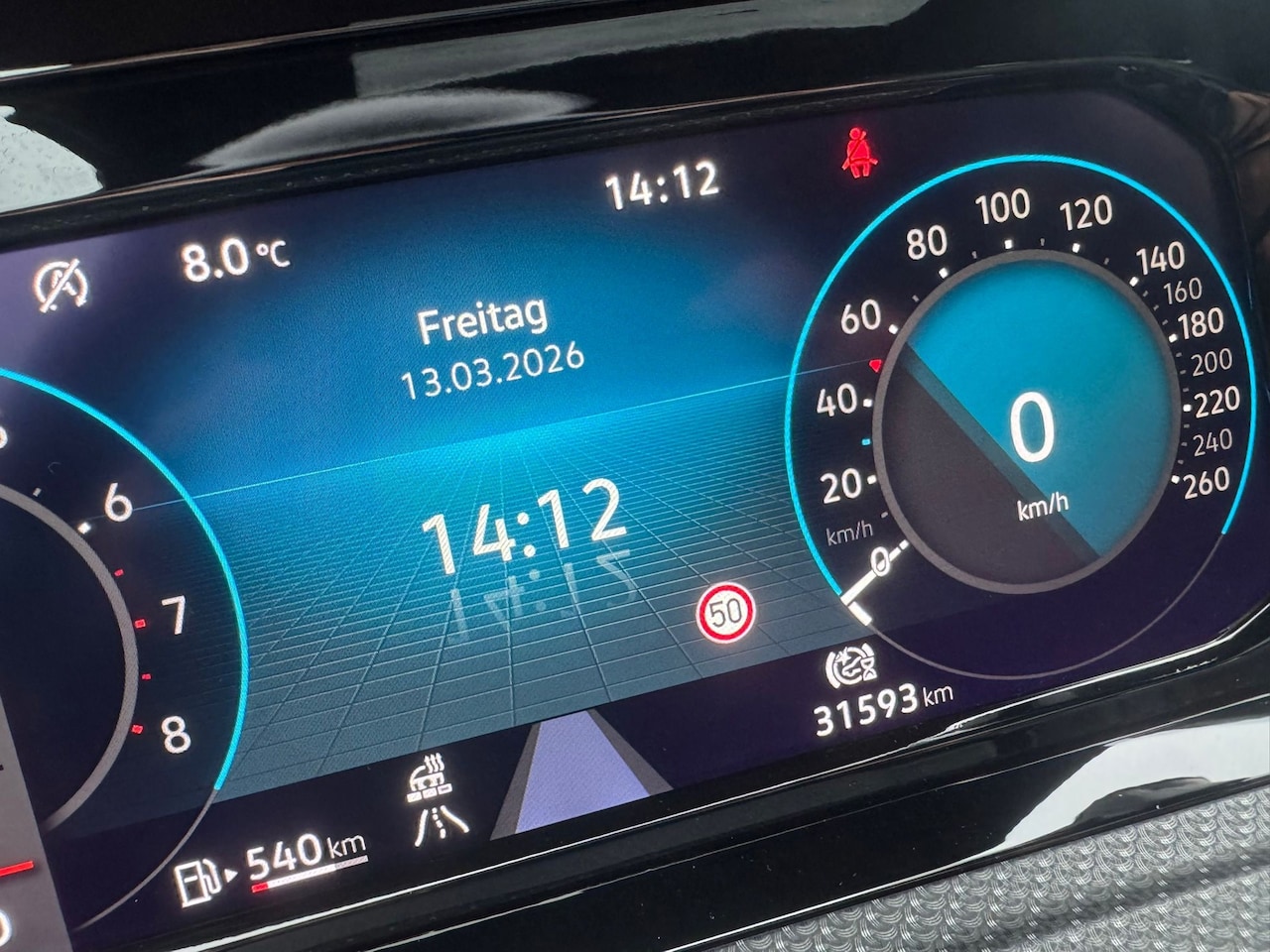 Volkswagen Golf - 1.5 eTSI R-LINE | PANO | NARDO | IQ LIGHT | BOMOLL!! - AutoWereld.nl