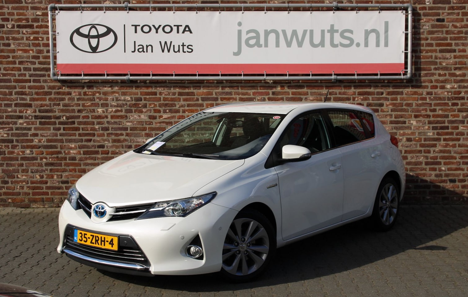 Toyota Auris - 1.8 Hybrid Executive PDC V+A - AutoWereld.nl