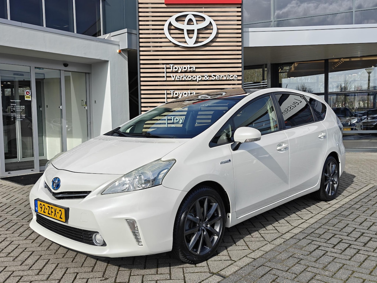 Toyota Prius Wagon - 1.8 Aspiration 7-PERSOONS ALL-SEASON PANODAK BLUETOOTH CRUISE CLIMA LENDENSTEUN HUD CAMERA - AutoWereld.nl