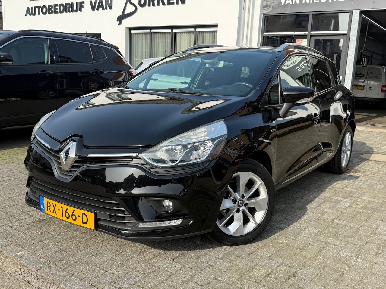 Renault Clio Estate - 1.2 TCe Intens automaat, L.M.Velgen,Airco,Navigatie,Cruise control - AutoWereld.nl