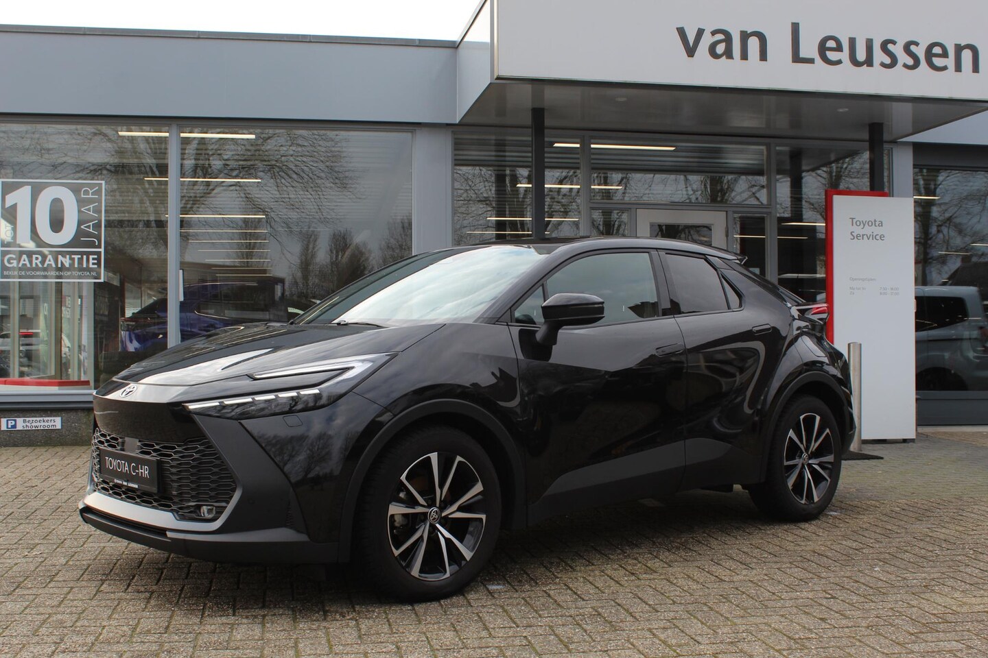 Toyota C-HR - 1.8 Hybrid 140 FIRST EDITION DODEHOEK DETECTIE KEYLESS STUUR&STOELVERW EL-A.KLEP LED DAB - AutoWereld.nl