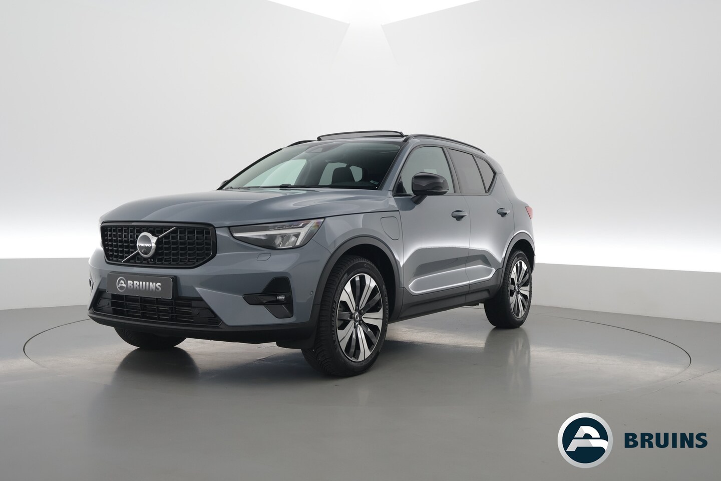 Volvo XC40 - 1.5 T5 Plug-in hybrid Ultimate Dark | Pano | 360 cam | Leer | ACC | Blis | H&K Audio | Sto - AutoWereld.nl