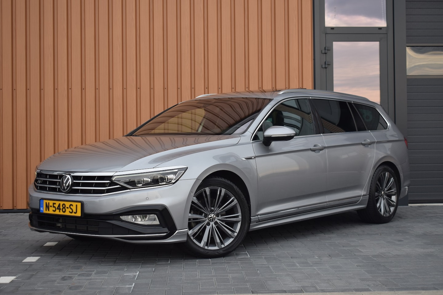 Volkswagen Passat Variant - 1.5 TSI 150pk DSG R-Line | Pano | Trekhaak | 360 camera - AutoWereld.nl