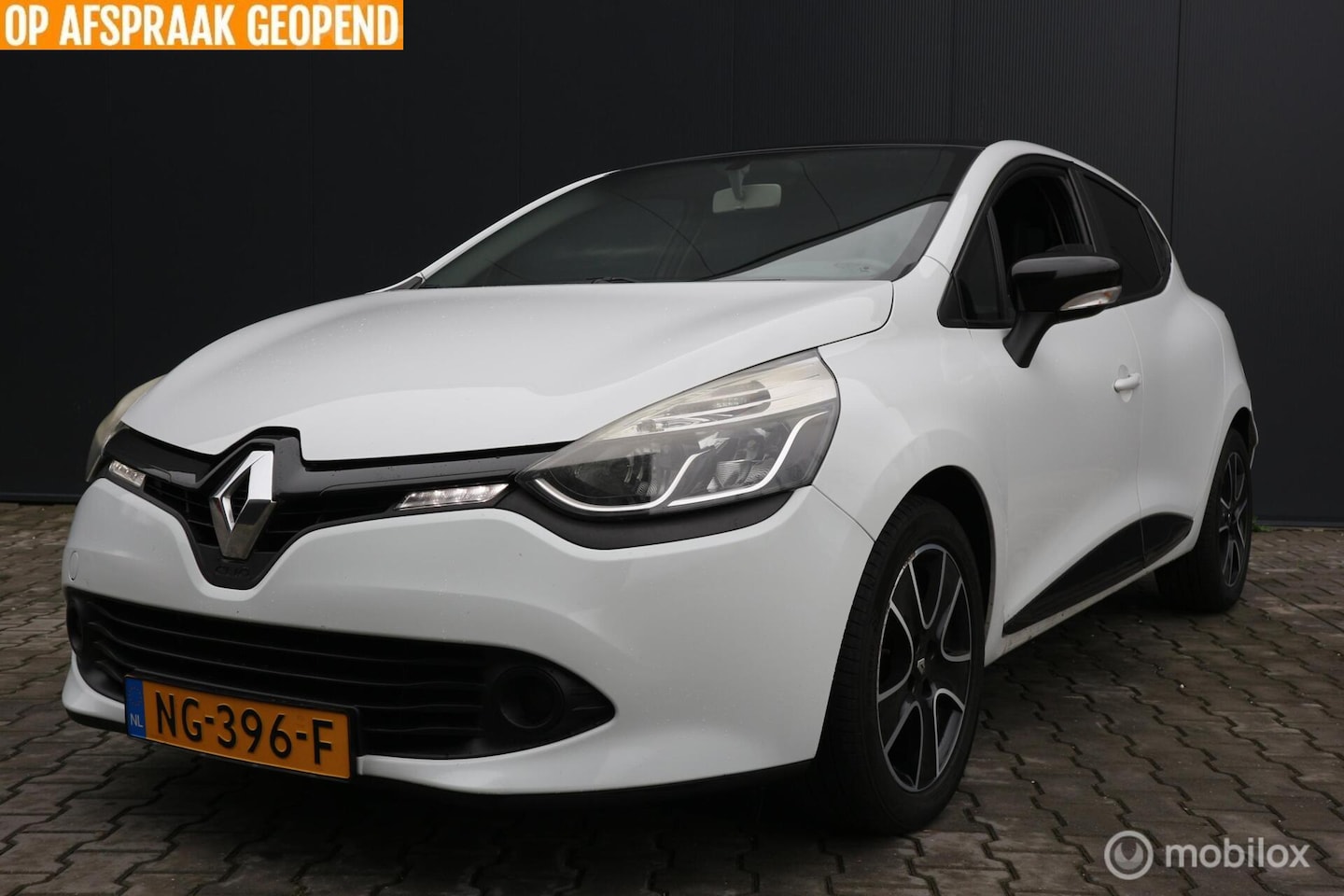 Renault Clio - 1.2 16V 4-Cilinder AIRCO/NAVIGATIE/PDC/LMV - AutoWereld.nl