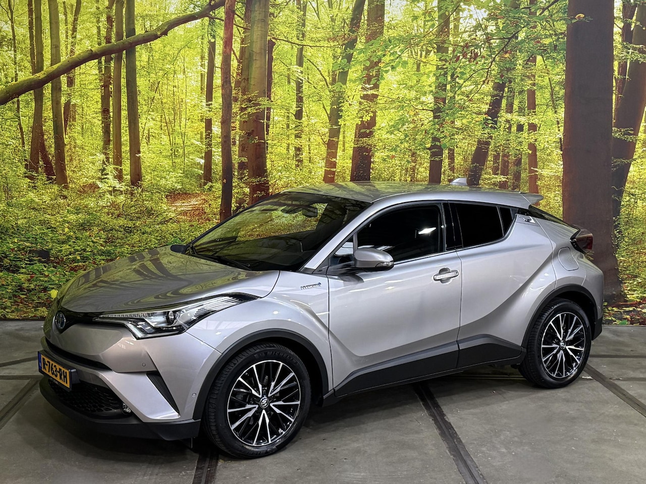 Toyota C-HR - 1.8 Hybrid Executive Automaat 18 Inch JBL Leder Stof Navi Camera LED Trekhaak Rijstrook AC - AutoWereld.nl