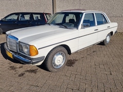 Mercedes-Benz 200-280 (W123) - 300 D 5 cyl. Sedan opknaper