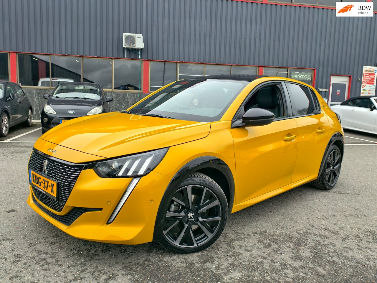 Peugeot 208 - 1.2 PureTech GT // AUTOMAAT / KEYLESS / VIRTUEEL / CAMERA / LED / CARPLAY / SFEERVERL. / L - AutoWereld.nl