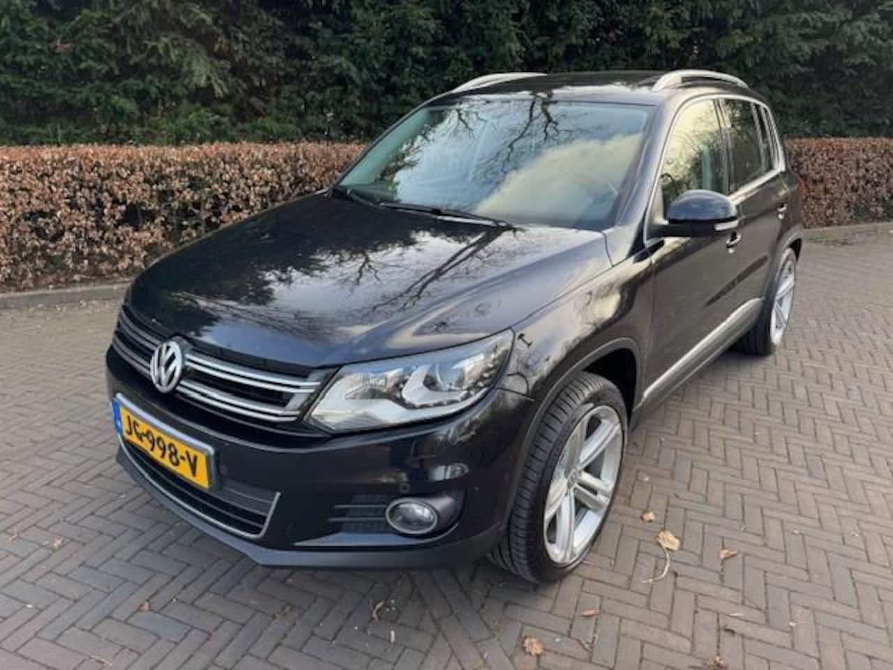 Volkswagen Tiguan - 2.0TDI 140PK R-Line Sport&Style 4Motion Pano/Trekhaak/Leer/Xenon/APK/Facelift - AutoWereld.nl