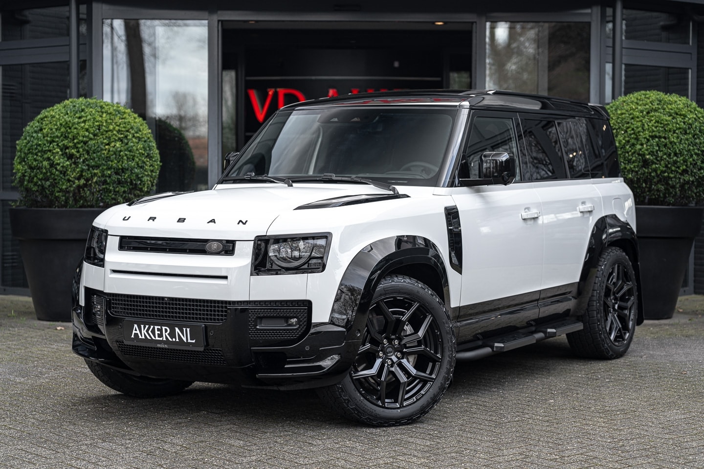 Land Rover Defender 110 - LANDROVER P300e X-Dynamic SE URBAN | Head-up | Pano.dak | Trekhaak | Black Pack - AutoWereld.nl