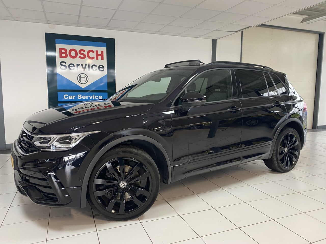 Volkswagen Tiguan - 1.4 TSI eHybrid R-Line Business+Black style Panoramadak / Trekhaak /Carplay/ - AutoWereld.nl