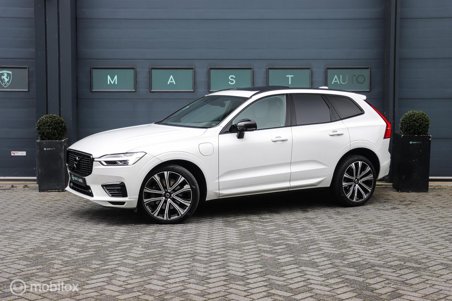 Volvo XC60 - 2.0 T8 Twin Engine AWD R-Design|Harman-Kardon|Camera|LED|ACC - AutoWereld.nl