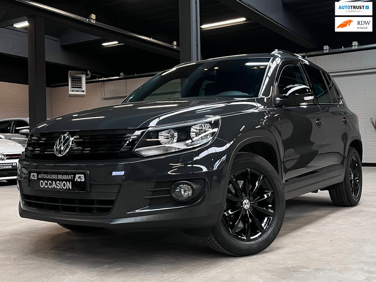Volkswagen Tiguan - 1.4 TSI R-Lounge NaviNavi/Cruise/Trekhaak - AutoWereld.nl