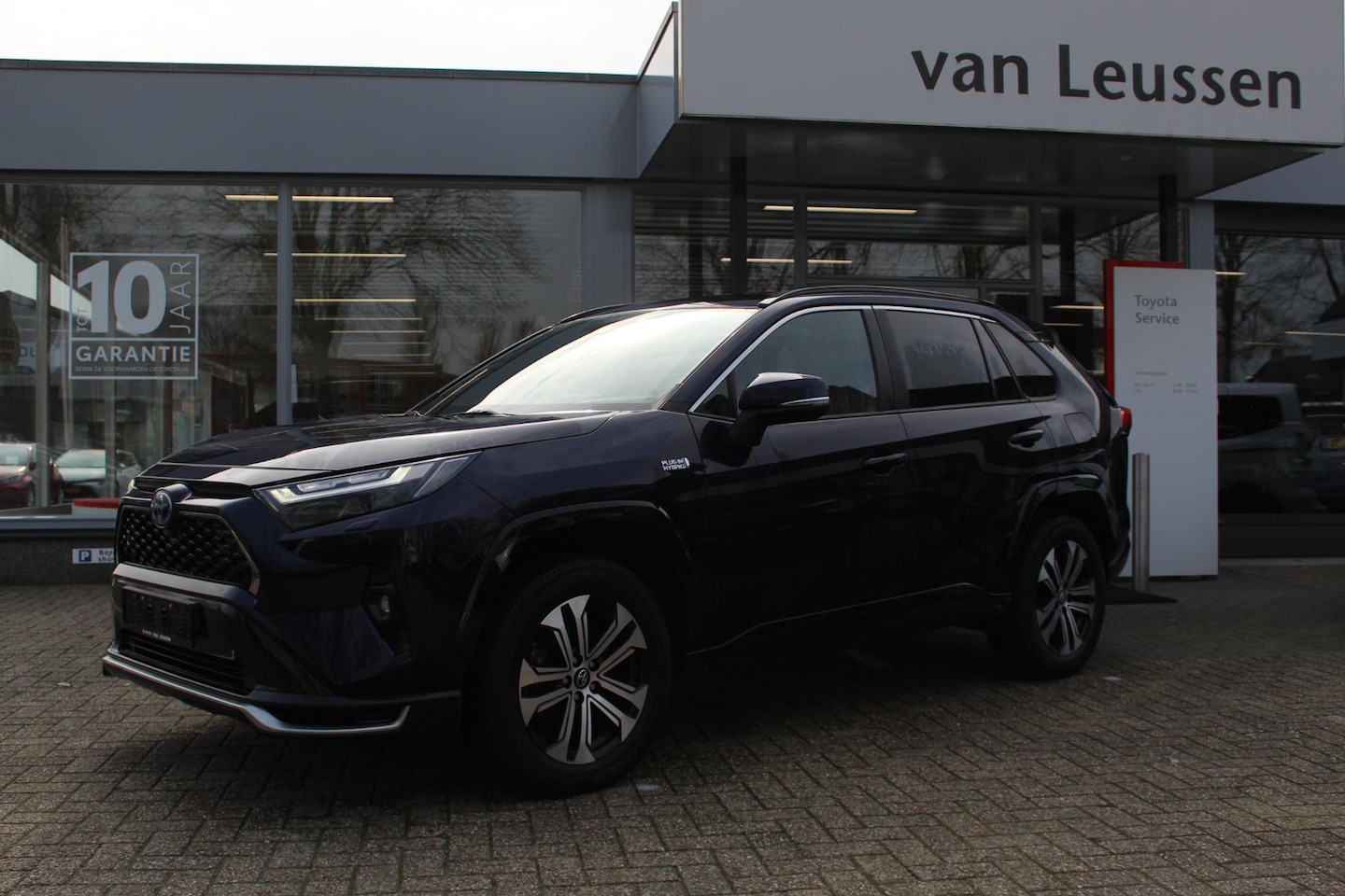 Toyota RAV4 - 2.5 Plug-in Hybrid AWD Style TREKHAAK STOEL/STUUR&WISSERVERW LED EL-A.KLEP APPLE/ANDROID - AutoWereld.nl