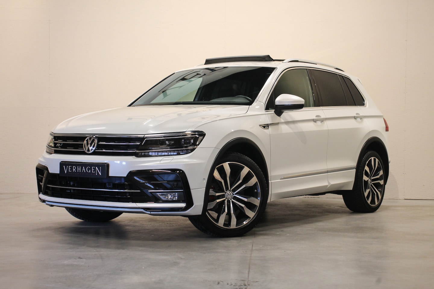 Volkswagen Tiguan - 2.0 TSI 220pk 2x R-line Leer Pano Led 4motion dsg - AutoWereld.nl