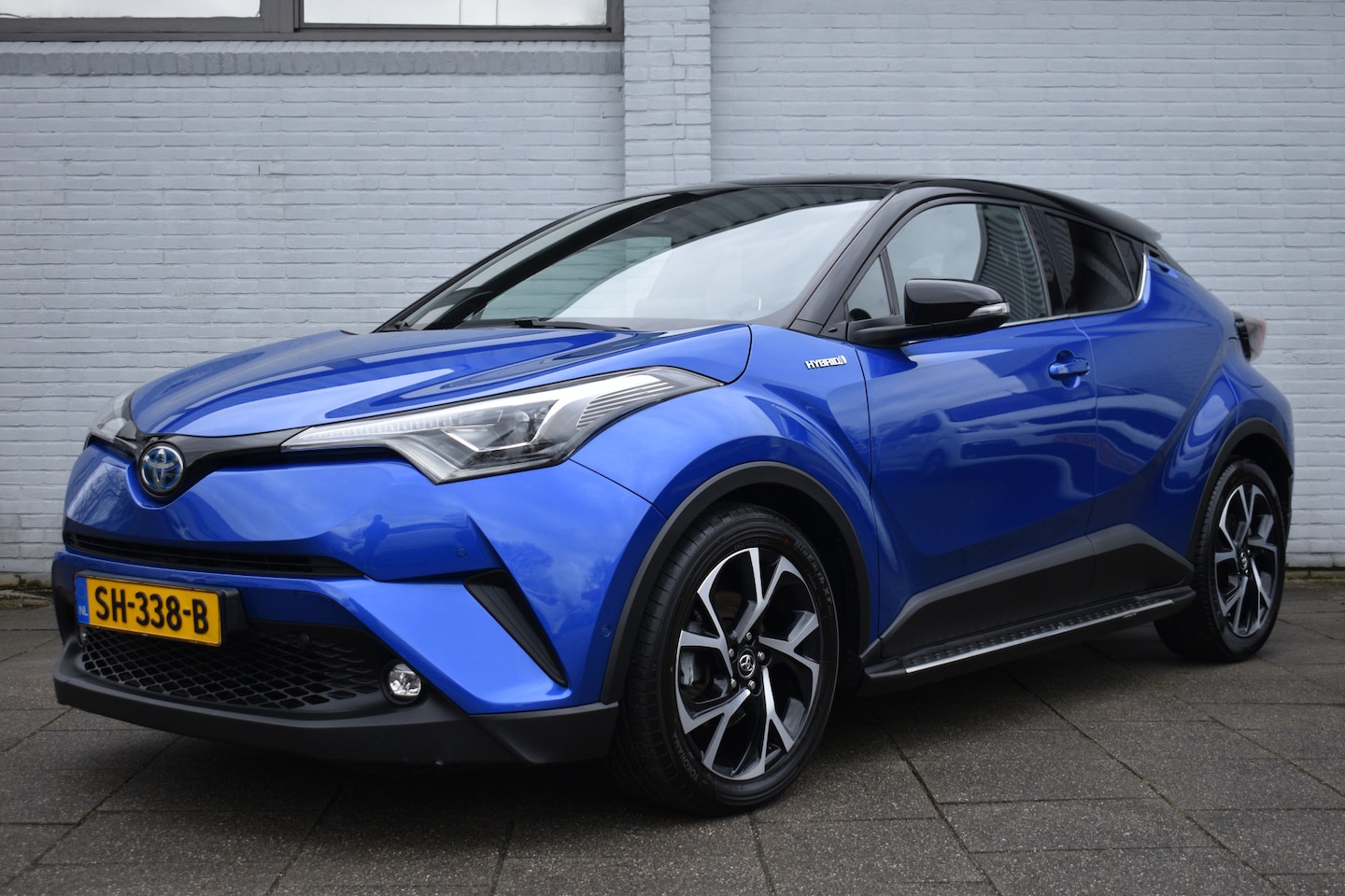 Toyota C-HR - 1.8 Hybrid Bi-Tone Automaat 122pk | Parkeersensoren voor en achter | Treeplanken | Keyless - AutoWereld.nl