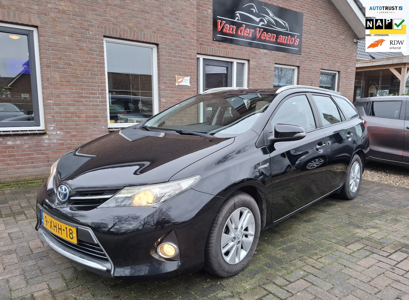 Toyota Auris Touring Sports - 1.8 Hybrid Aspiration. 1ste eigenaar, netjes en luxe uitgevoerd o.a. camera, cruise navi, - AutoWereld.nl