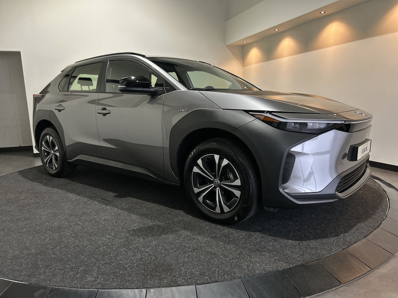 Toyota bZ4X - Active 71 kWh LED verlichting | 18 inch LM velgen Soh (batterijcheck) waarde 99,9% - AutoWereld.nl