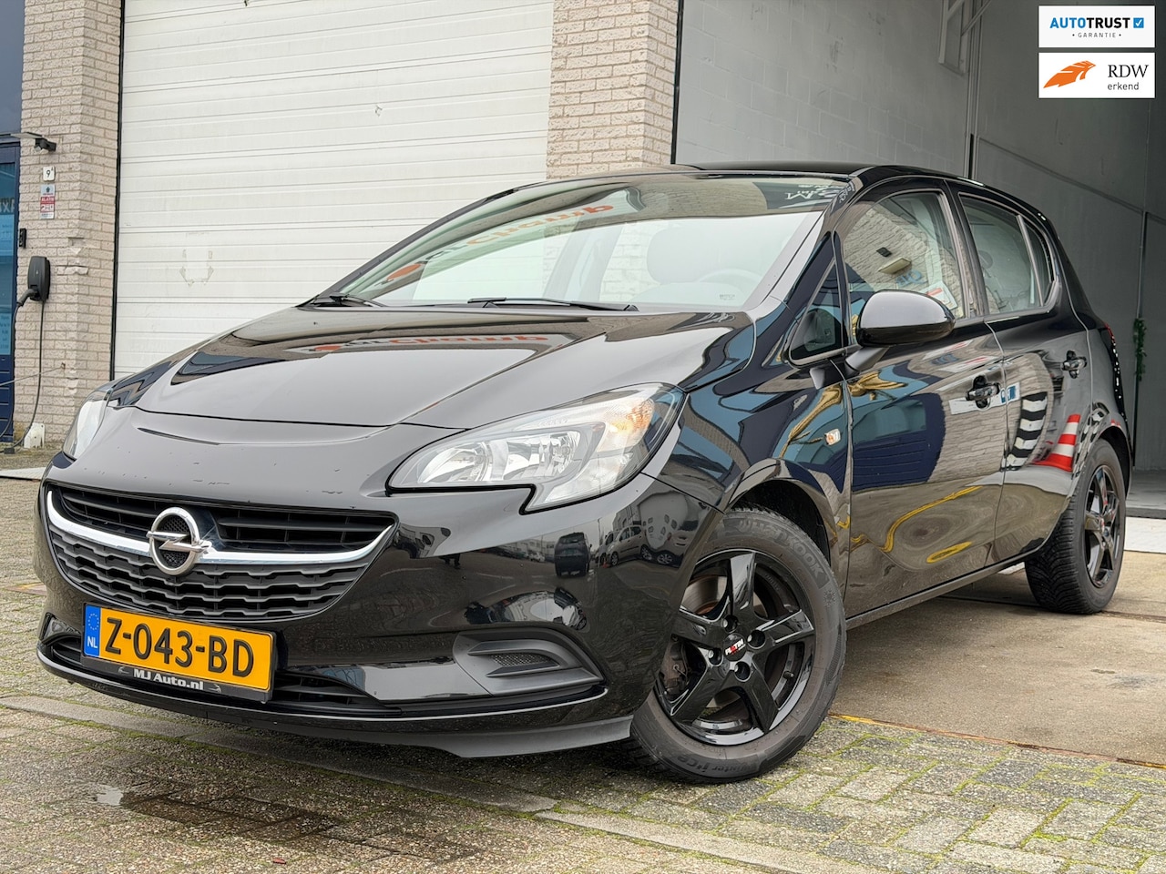 Opel Corsa - 1.4 Edition / 5drs/ 1e EIG/ dealeronderhouden/ 1jaar apk/ volle opties/ zeer nette auto. - AutoWereld.nl