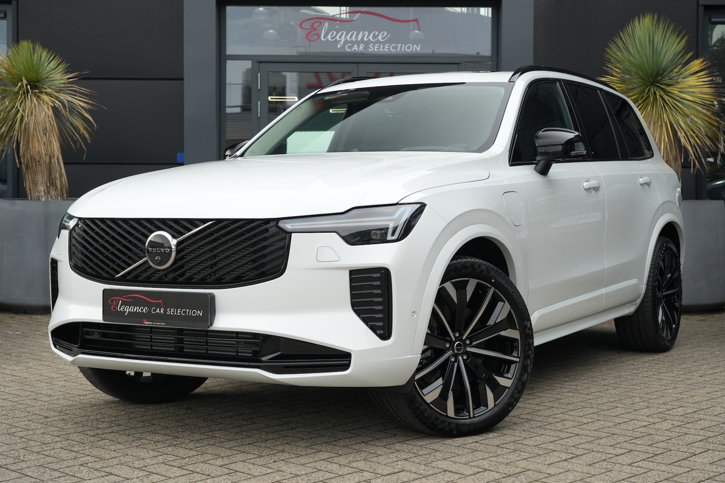 Volvo XC90 - 2.0 T8 Plug-in hybrid AWD Plus Dark 455pk Panoramadak/Bowers&Wilkins/Luchtvering - AutoWereld.nl