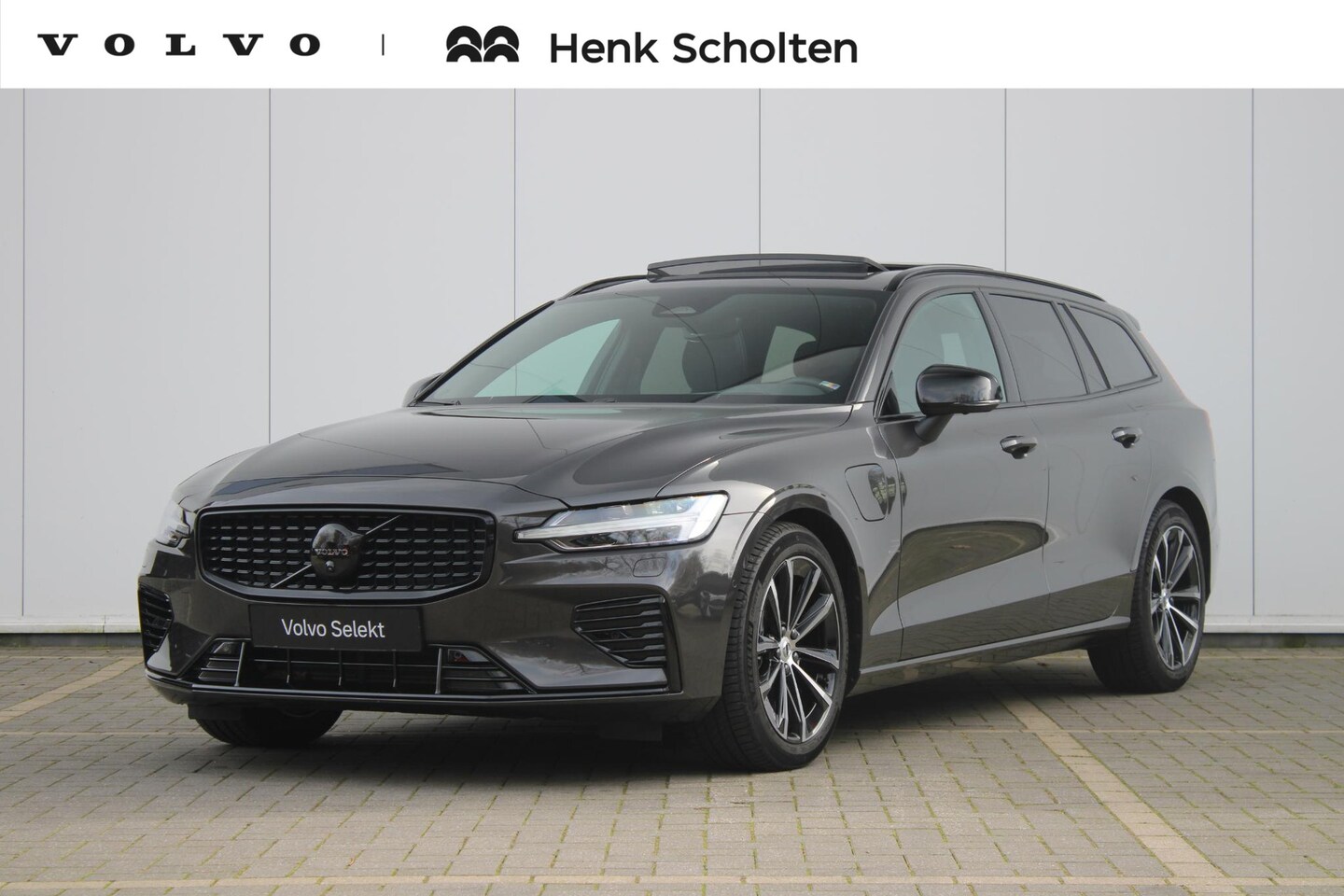 Volvo V60 - T6 Plug-in hybrid AWD Ultra Dark | Glossy Black Emblemen | Panoramadak met schuif-/kantelf - AutoWereld.nl