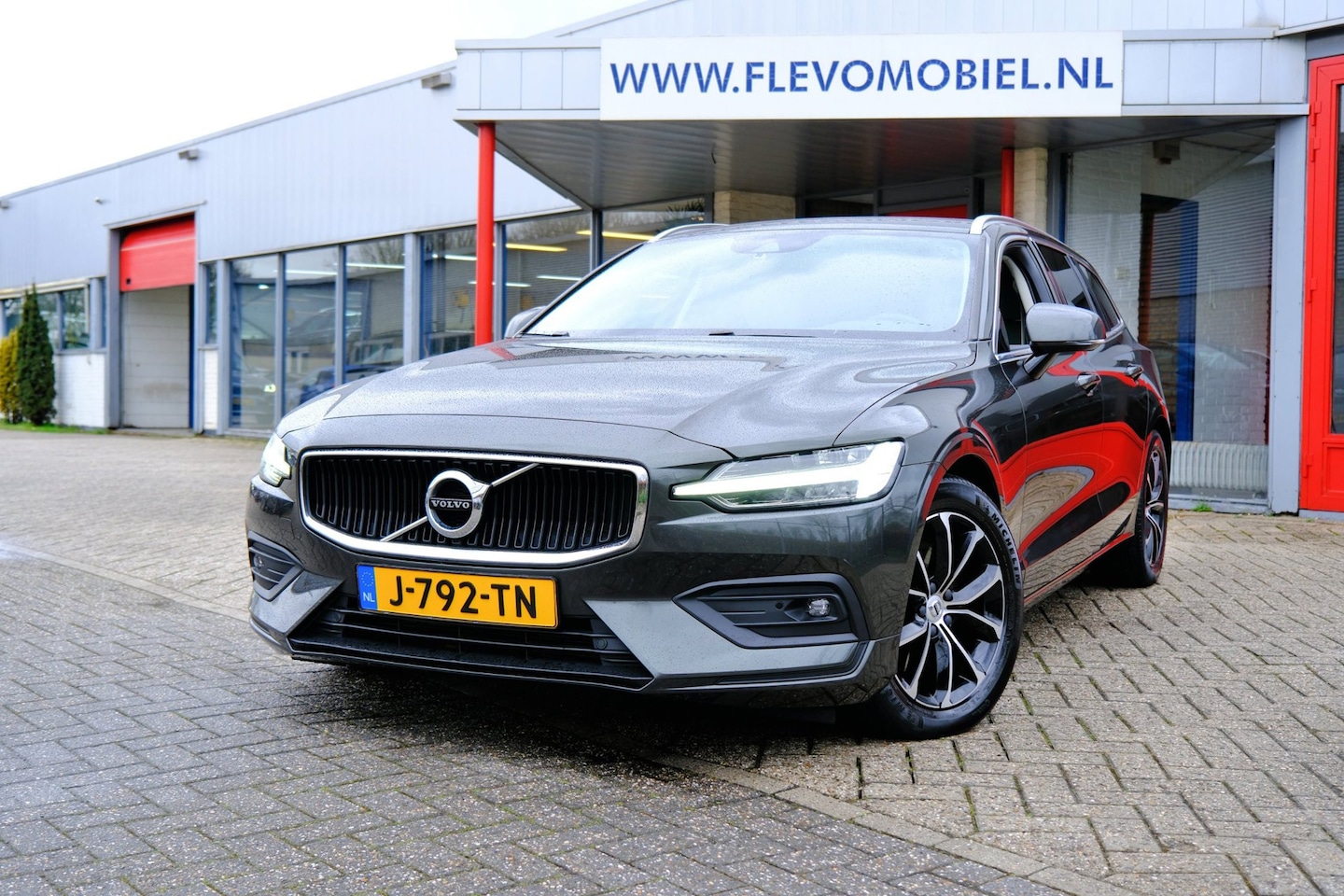 Volvo V60 - 2.0 B3 Business Pro Aut. Leder|Navi|BLIS|1e Eig|Adapt.Cruise|Cam - AutoWereld.nl