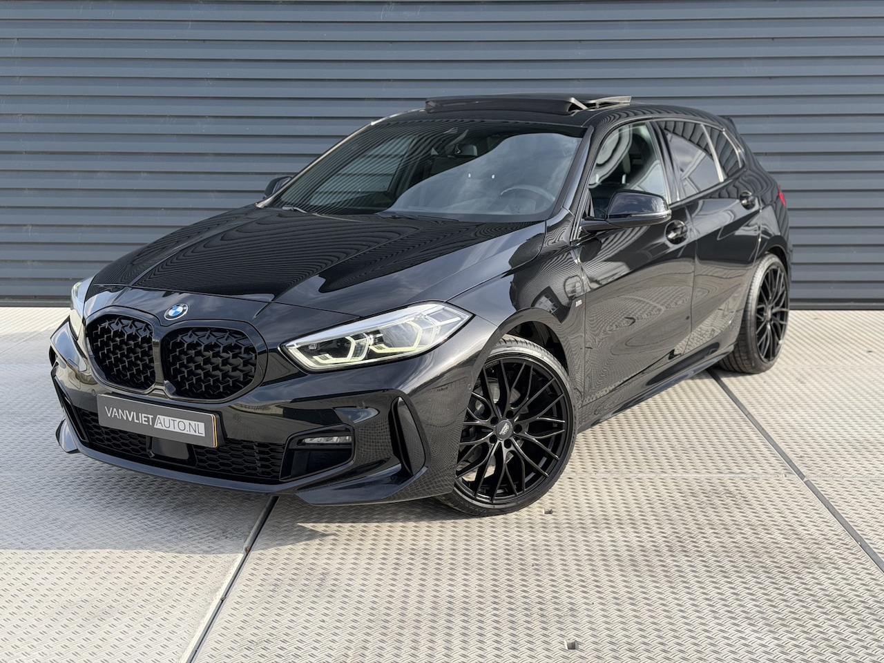 BMW 1-serie - 118i Business Edition M Sport / Apple Carplay / Camera / Pan dak - AutoWereld.nl