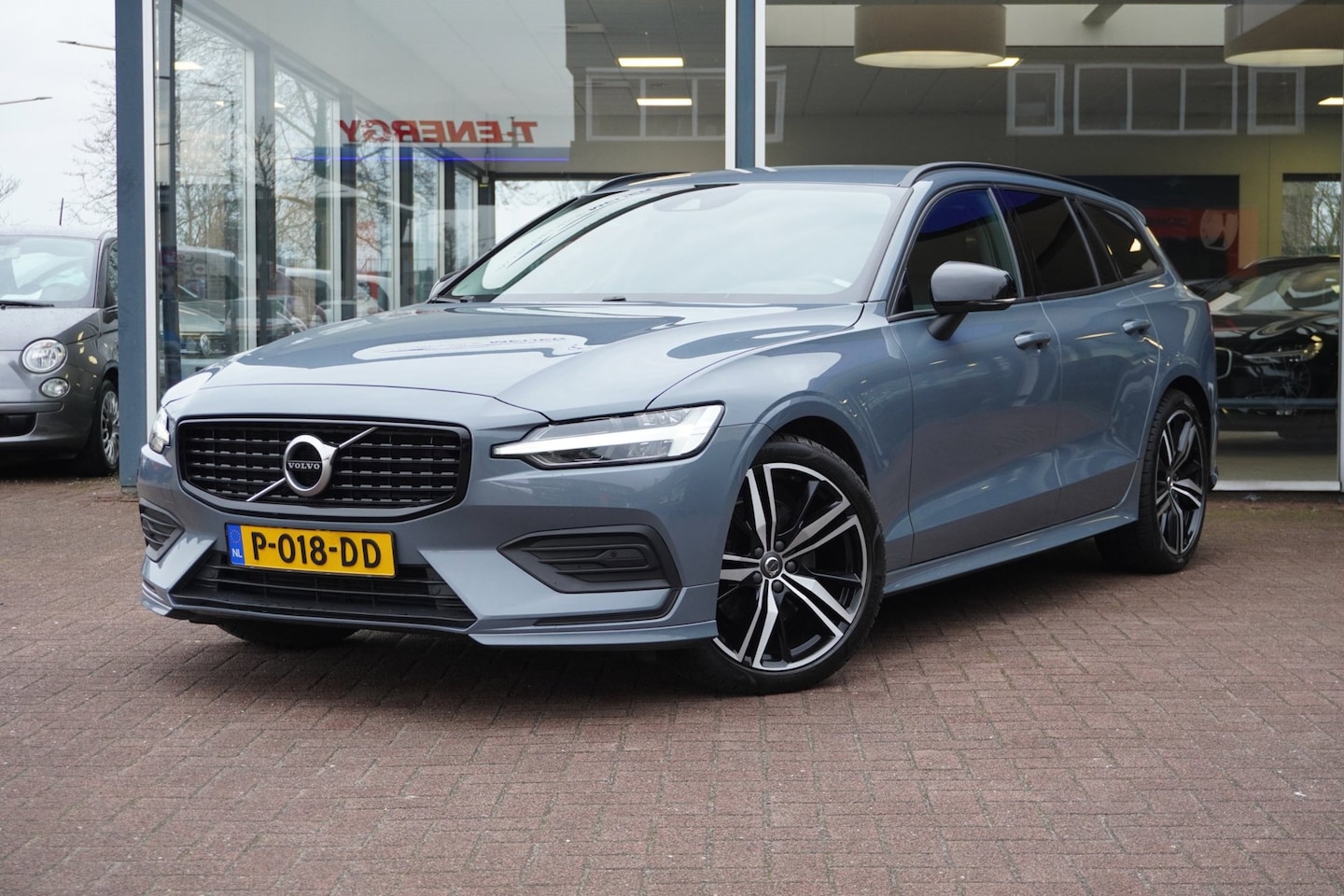 Volvo V60 - 2.0 B3 Momentum Business Automaat | Airco | Navigatie | Vol opties | Dealerauto | Elek. Pa - AutoWereld.nl