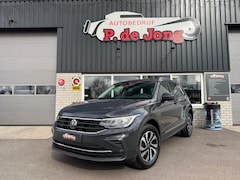 Volkswagen Tiguan - 1.4 TSI eHybrid Active uitvoering Trekhaak Stoelverwarming Stuurverwarming Carplay