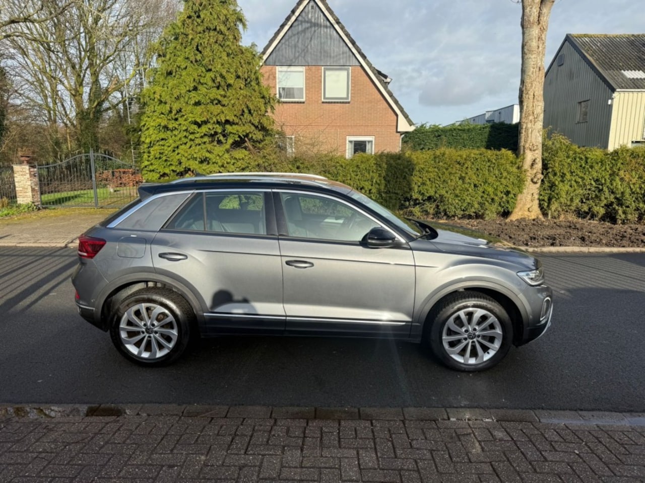 Volkswagen T-Roc - 1.5 TSI Live*apple Carplay/Android*navigatie*stoelverwarming*automaat* - AutoWereld.nl