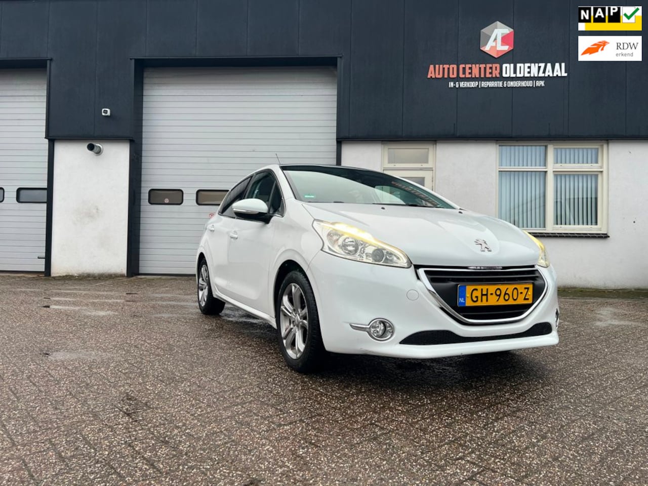 Peugeot 208 - 1.2 PureTech Allure|Pano|Led|Cruise|PDC|Nav|Airco - AutoWereld.nl
