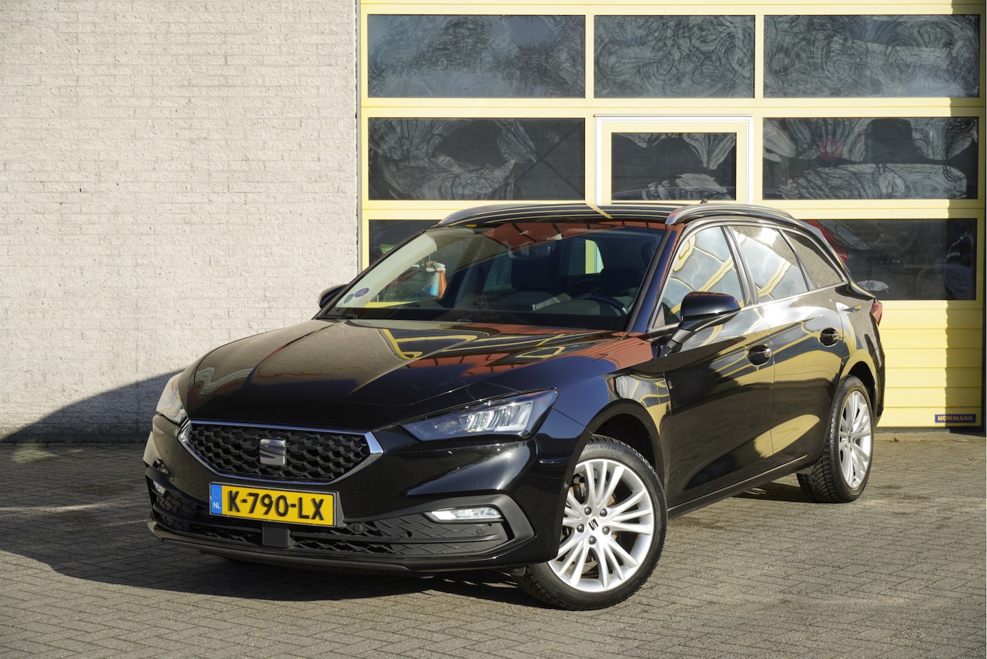 SEAT Leon Sportstourer - 1.5 TSI Style Launch Edition BJ2021 Lmv 17" | Led V+A | Pdc | Elek. trekhaak | Achteruitri - AutoWereld.nl